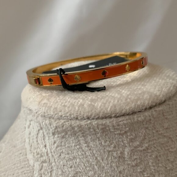 KATE SPADE Spot the Spade Skinny Hinged Bangle in Cayenne Pepper/Gold - Picture 1 of 2